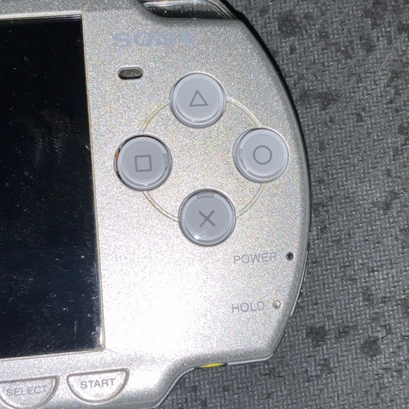 [Silver] PSP 2000 Console - Picture 3 of 5